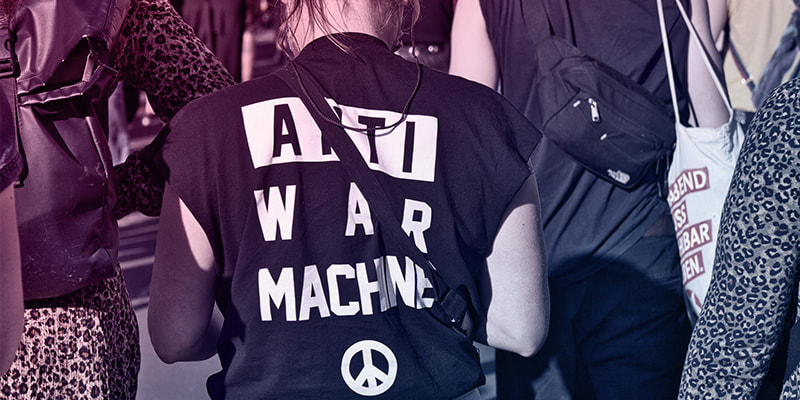 אנו נושאים סיסמאות